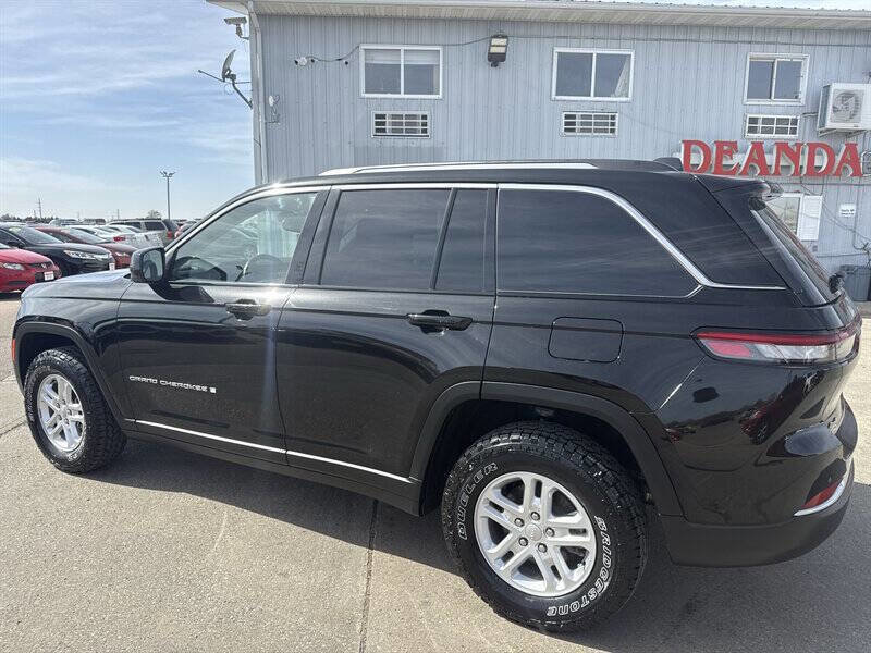 Used 2022 Jeep Grand Cherokee Laredo w/ Luxury Tech Group I AWD/4WD image 3