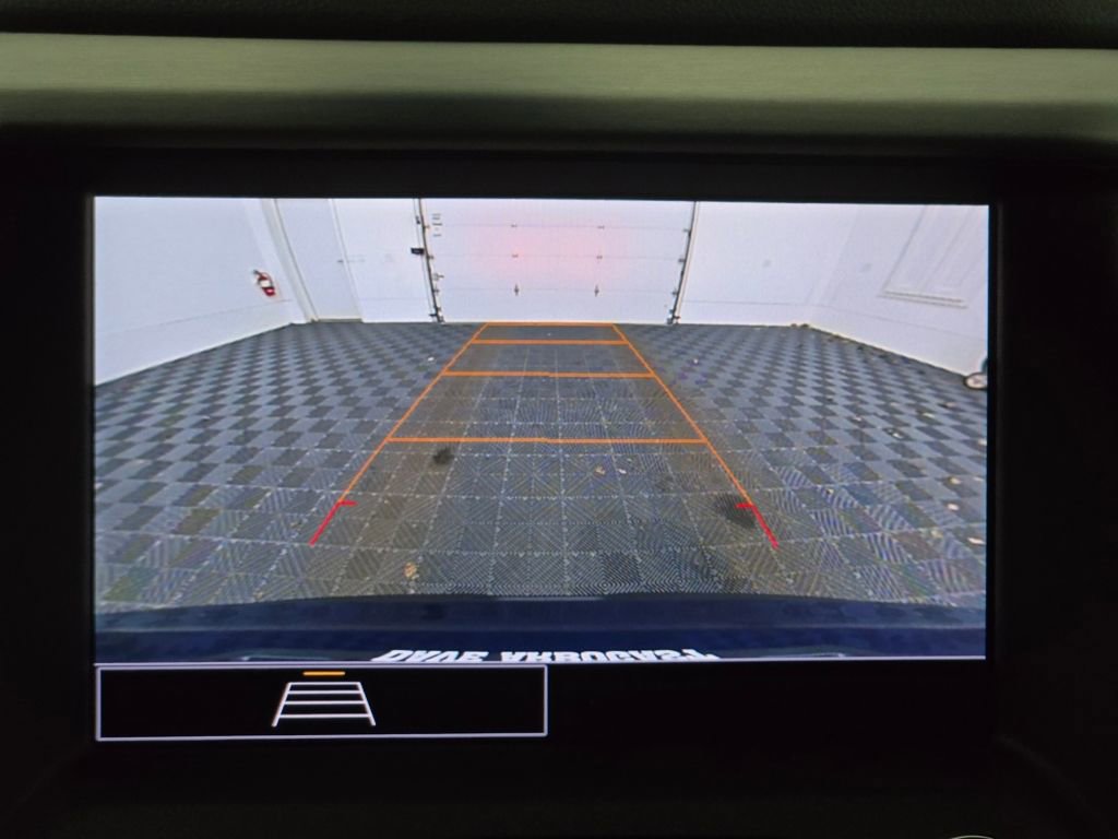 Used 2023 GMC Acadia SLE w/ Driver Convenience Package image 4