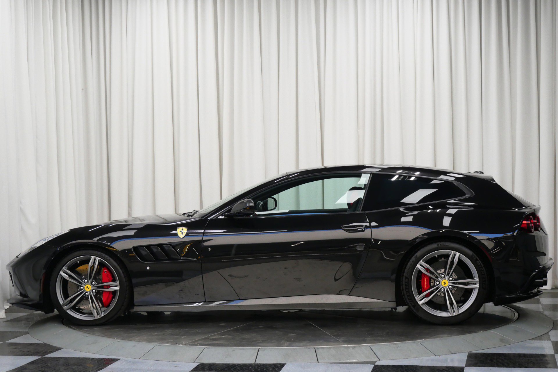 Used 2018 Ferrari GTC4Lusso image 6