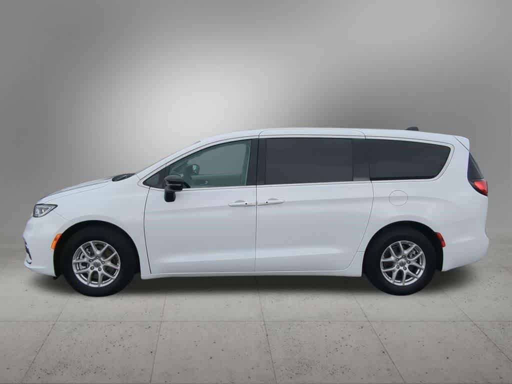 Used 2024 Chrysler Pacifica Touring-L FWD image 3