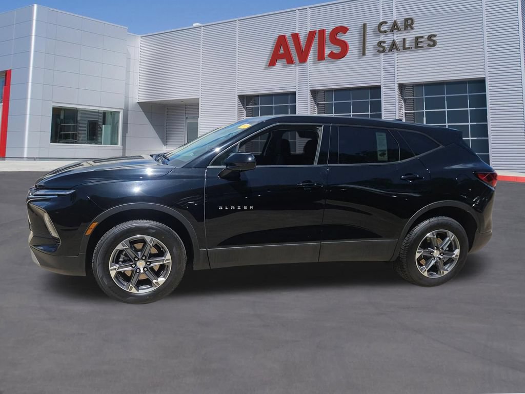 Used 2025 Chevrolet Blazer LT FWD image 2