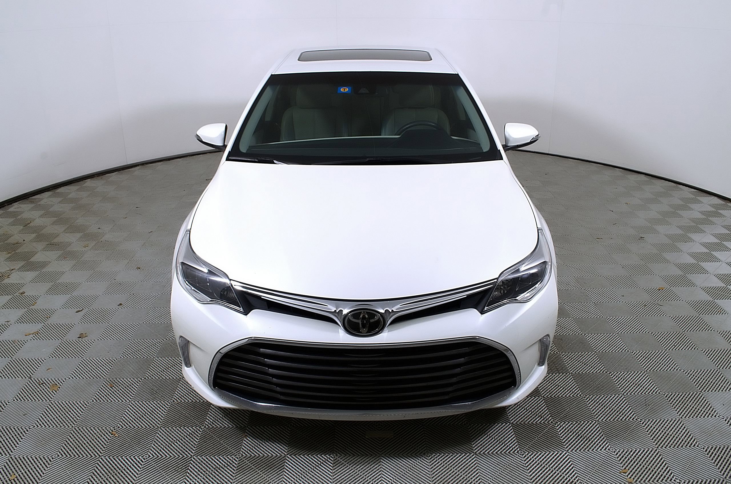 Used 2017 Toyota Avalon XLE Premium FWD image 4