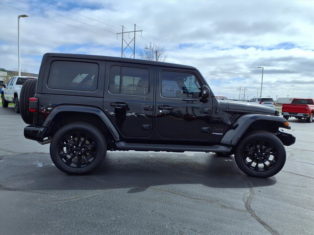 Used 2022 Jeep Wrangler Unlimited Sahara AWD/4WD image 35