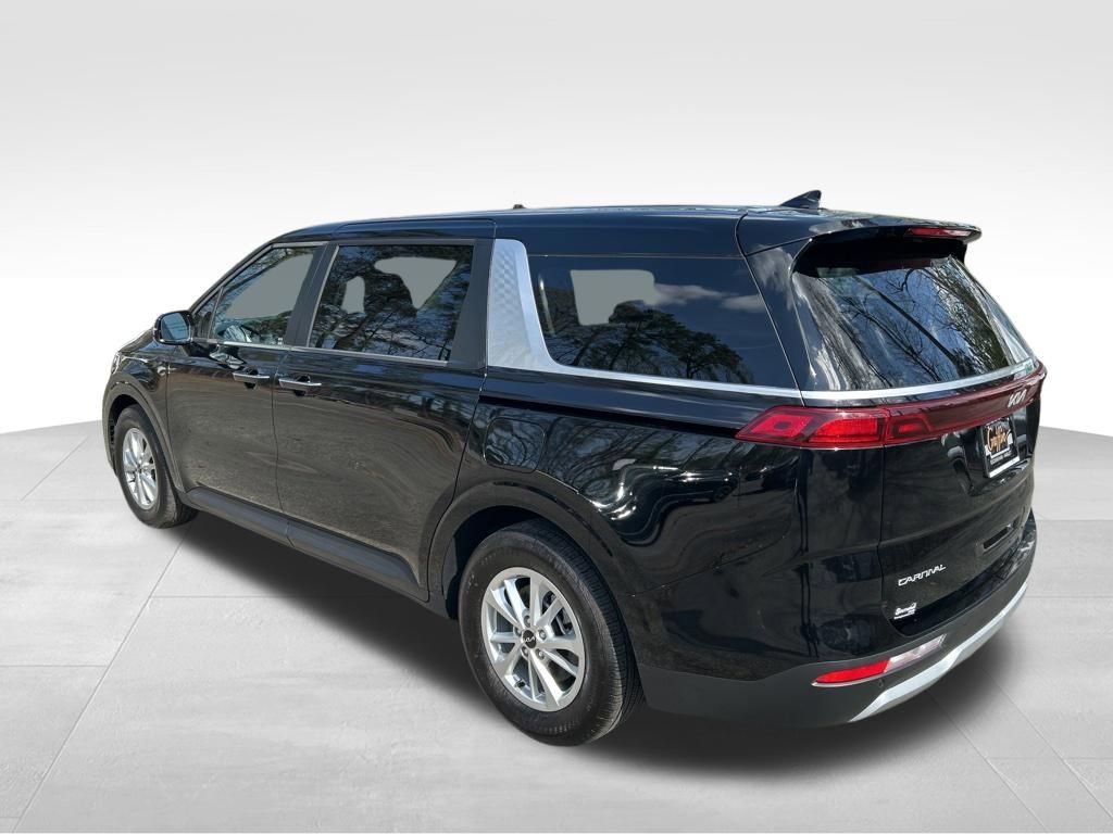 Used 2024 Kia Carnival LX image 3