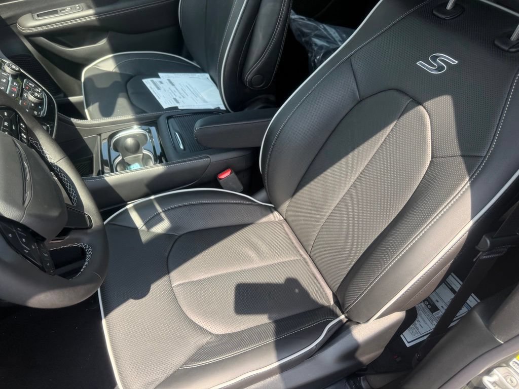 New 2027 Chrysler Pacifica Limited FWD image 14