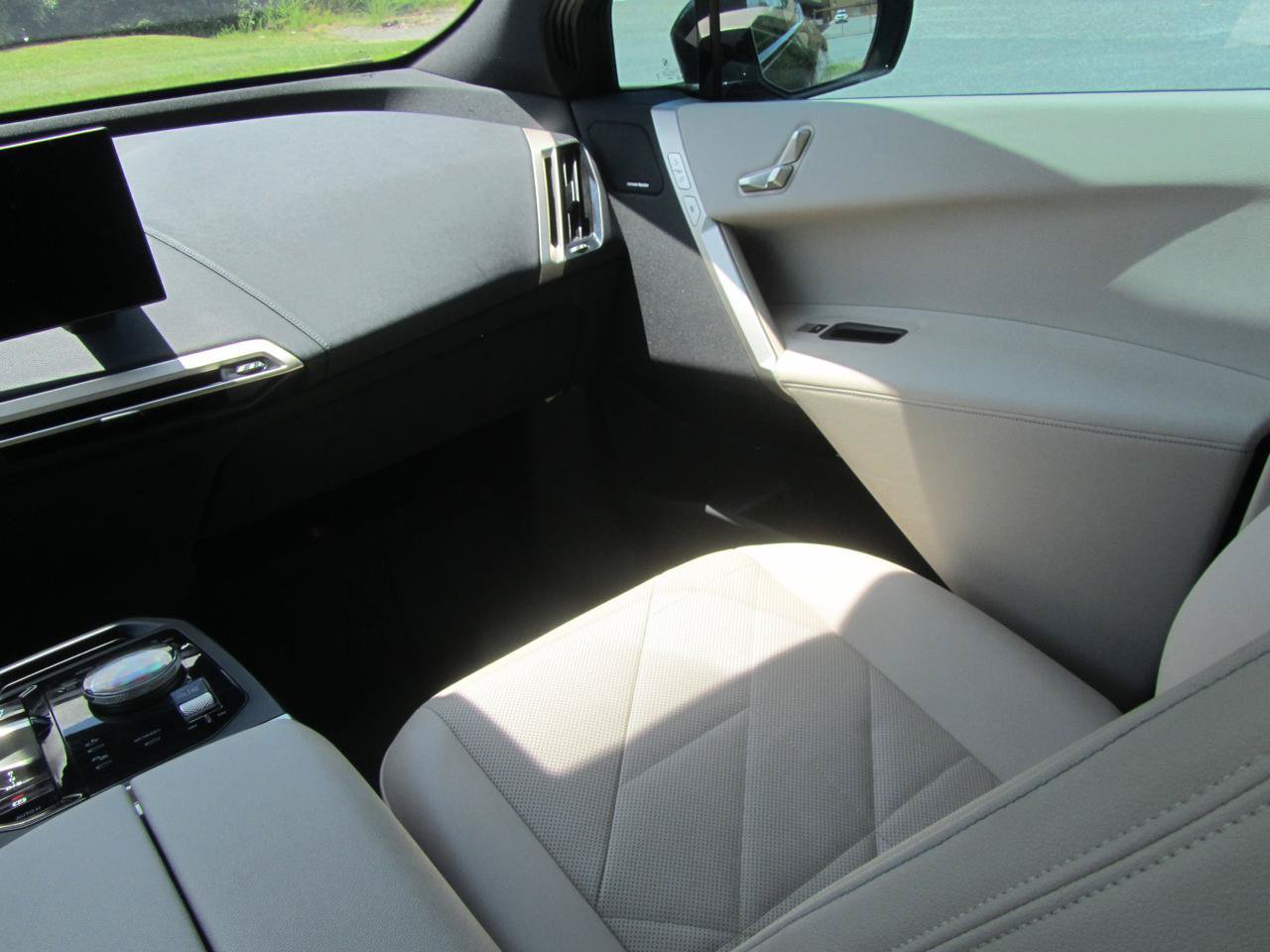 Used 2024 BMW iX xDrive50 w/ Sport Package AWD/4WD image 14