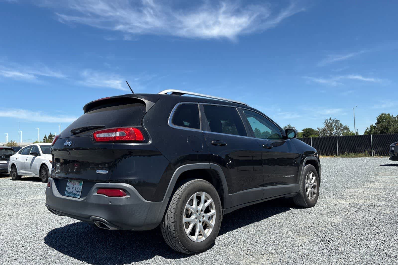 Used 2015 Jeep Cherokee Latitude AWD/4WD image 3