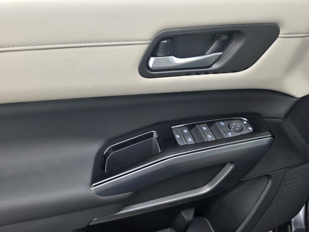 New 2026 Nissan Pathfinder SL image 9