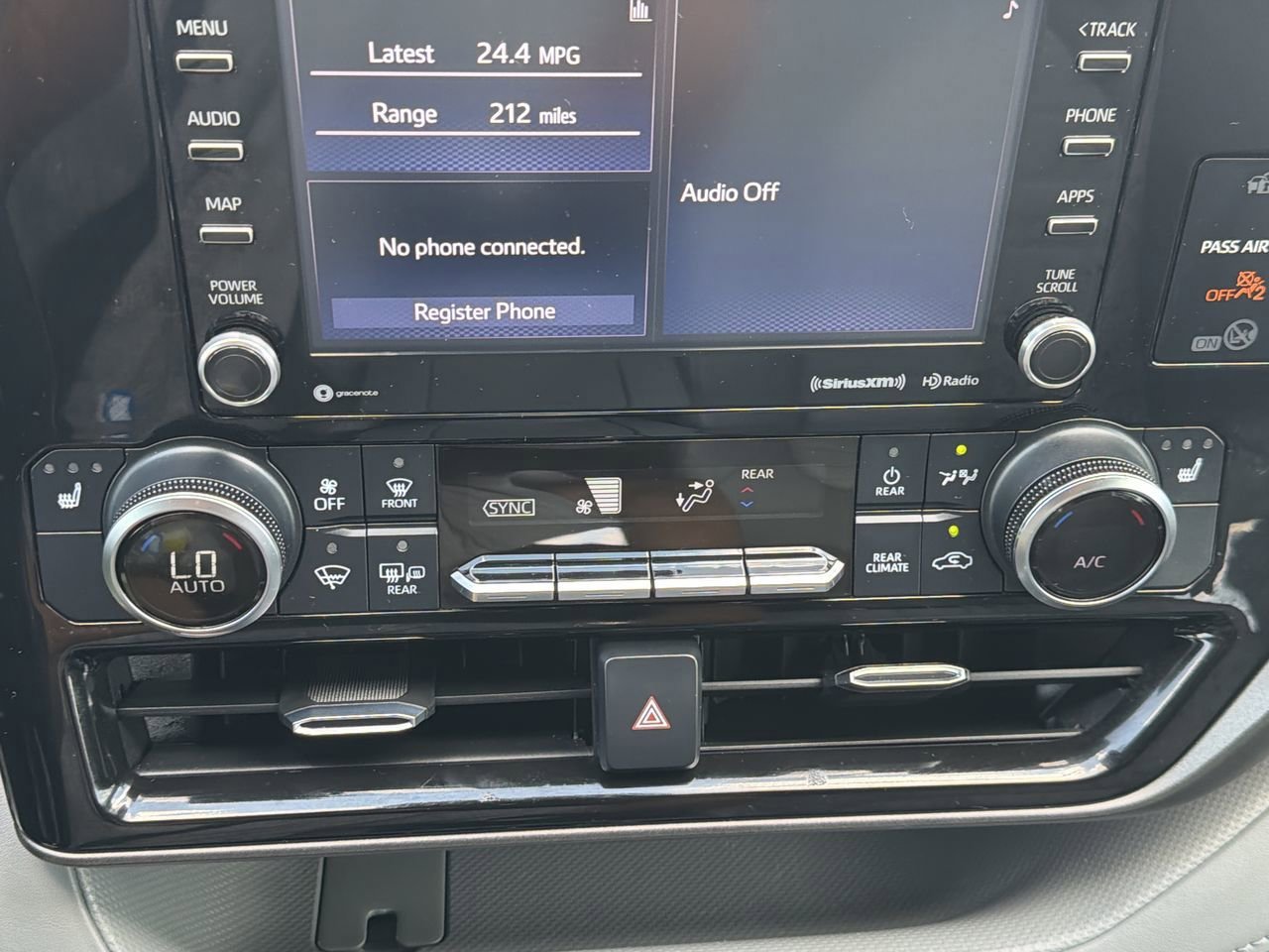 Used 2020 Toyota Highlander XLE FWD image 25