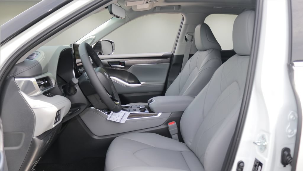 New 2026 Toyota Highlander Platinum AWD/4WD image 12
