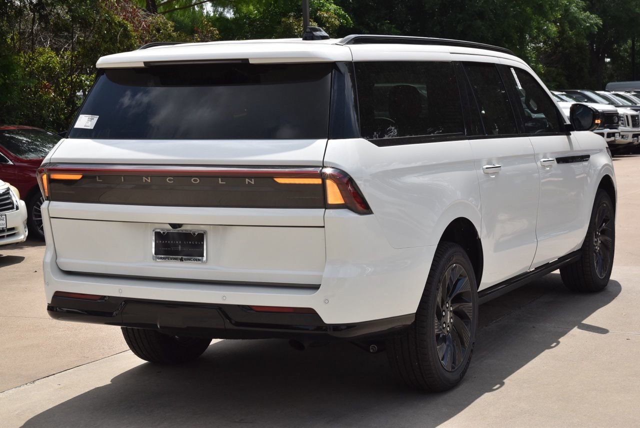 New 2026 Lincoln Navigator L Reserve w/ Jet Appearance Package AWD/4WD image 7
