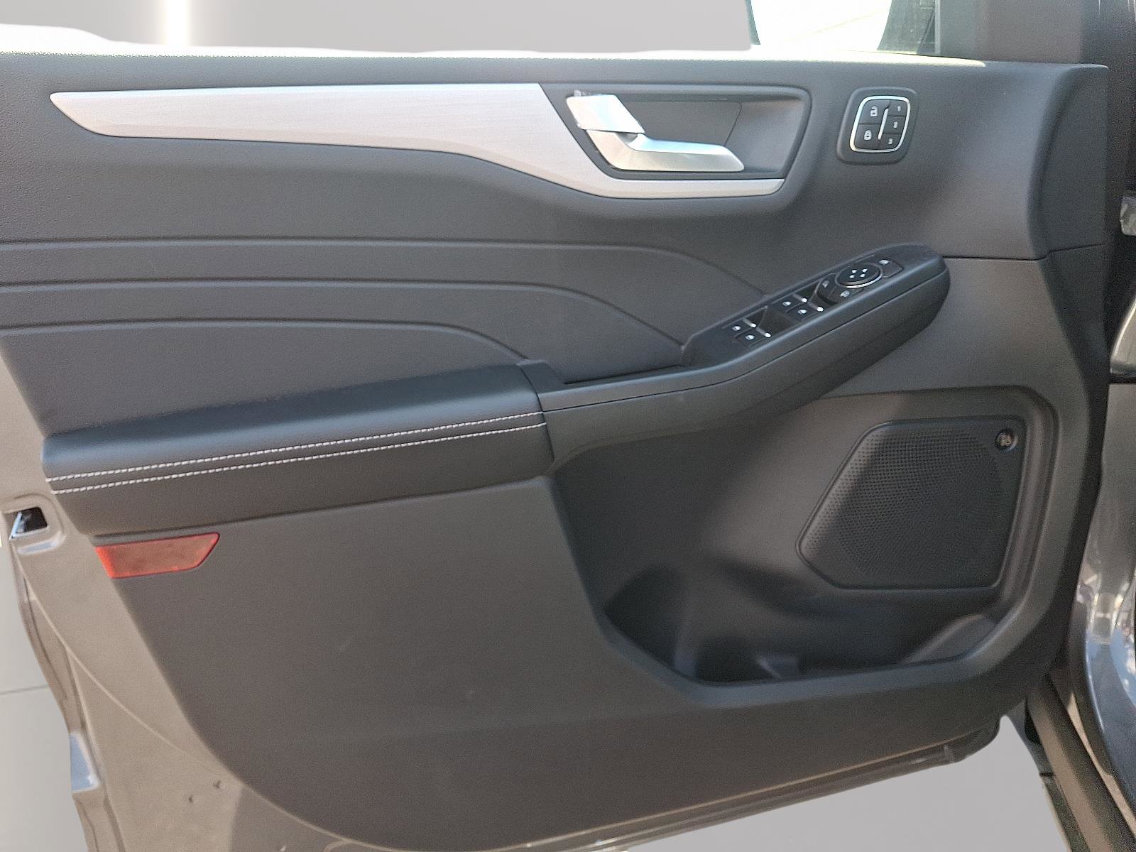 New 2024 Ford Escape SE w/ PHEV Premium Package image 9