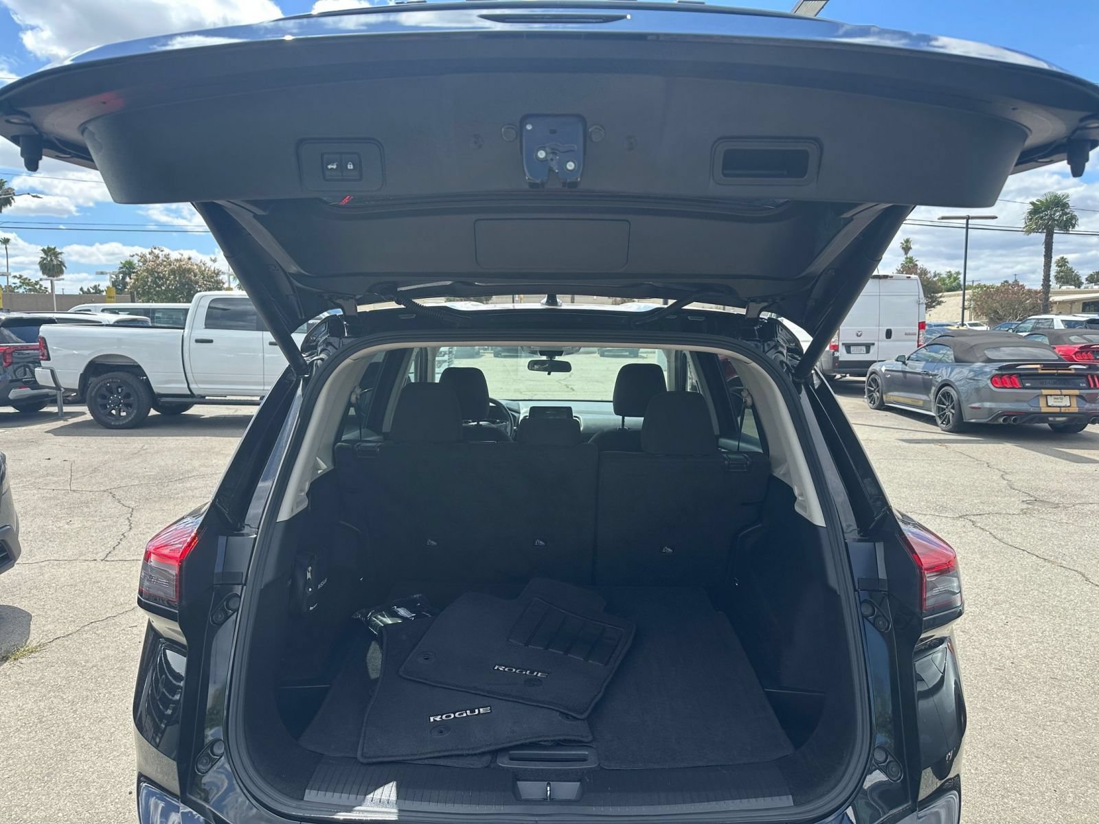 Used 2025 Nissan Rogue SV FWD image 33