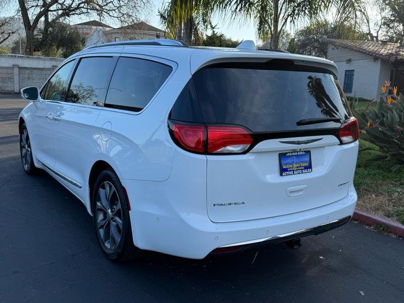 Used 2017 Chrysler Pacifica Limited image 3