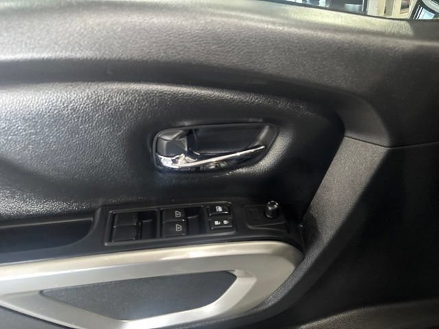 Used 2022 Nissan Titan SV AWD/4WD image 11