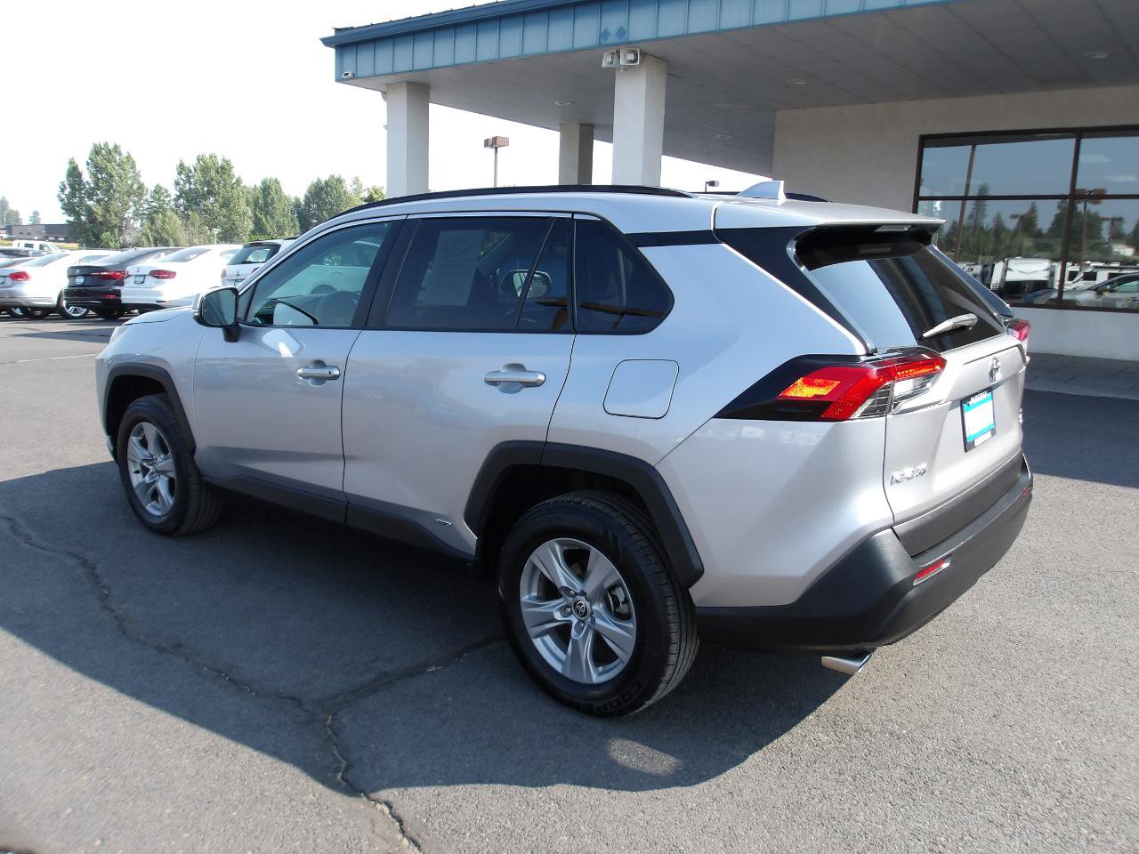 Used 2022 Toyota RAV4 XLE w/ Convenience Package AWD/4WD image 3
