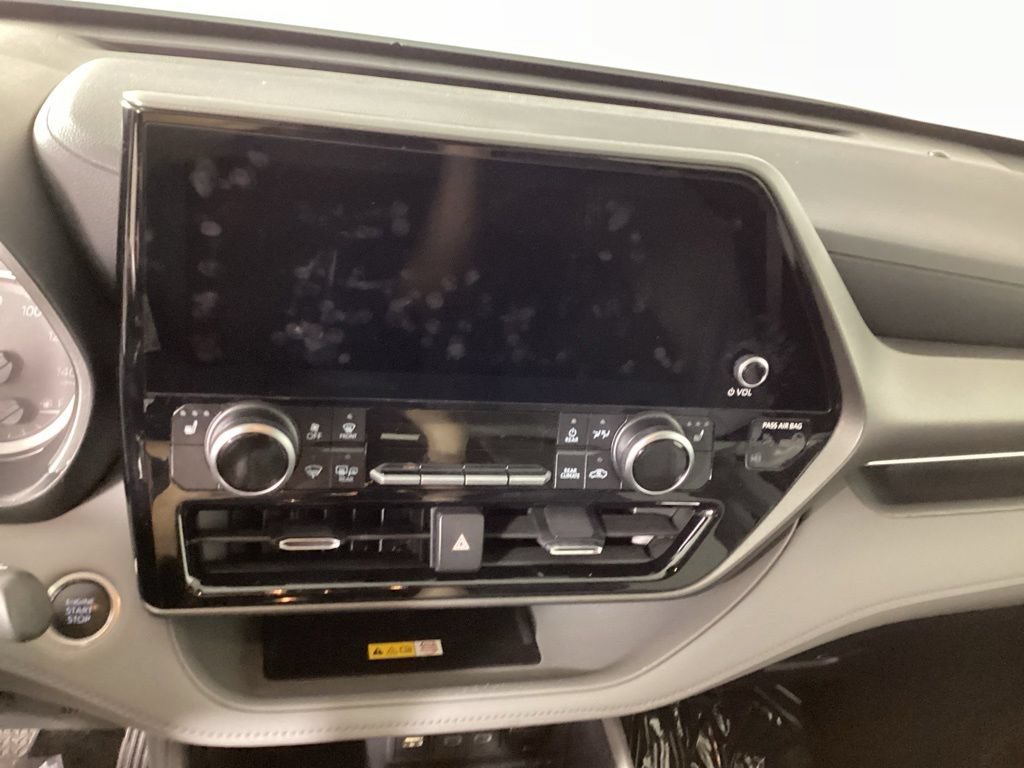 Used 2025 Toyota Highlander XLE AWD/4WD image 14