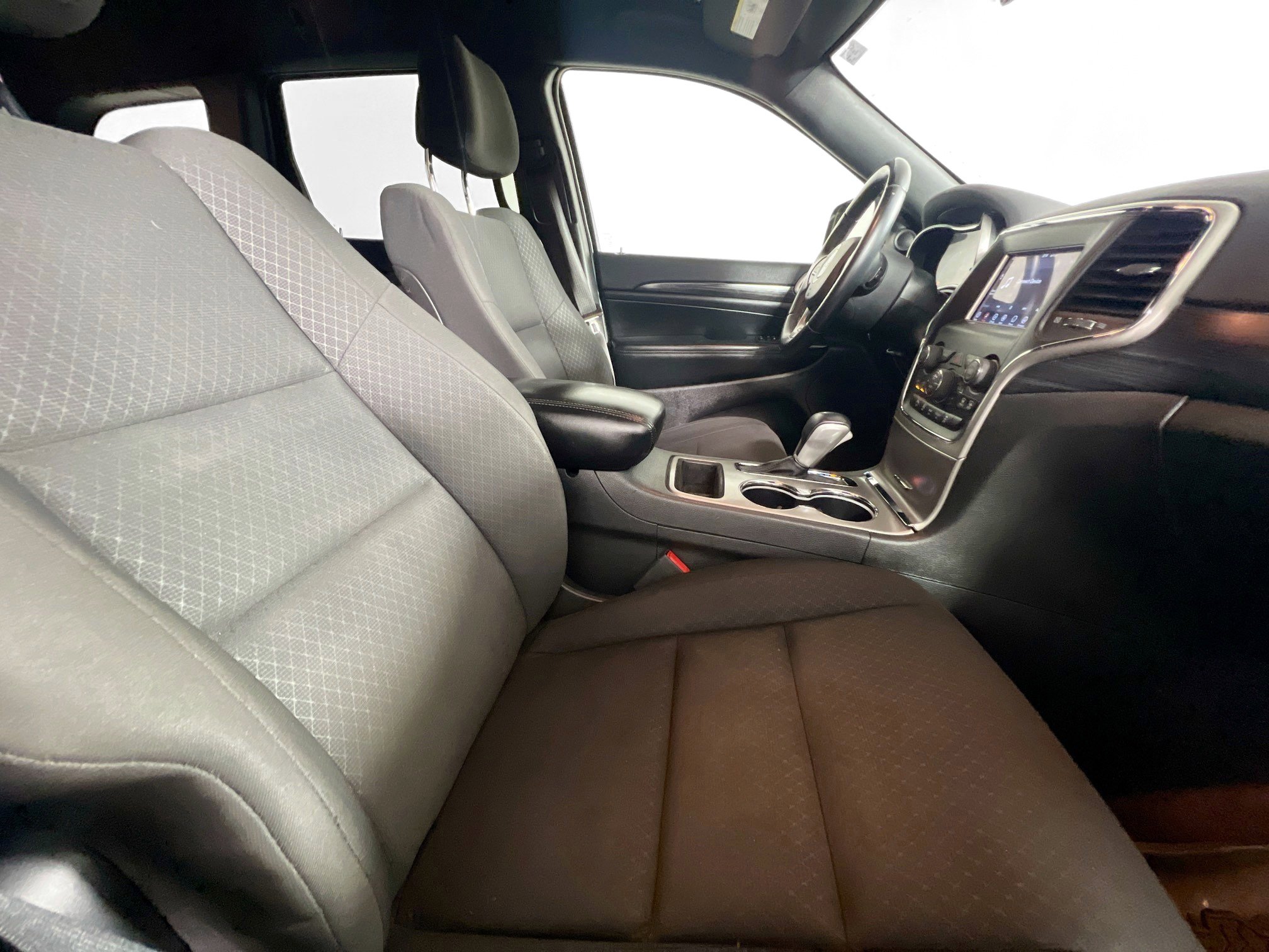 Used 2019 Jeep Grand Cherokee Laredo AWD/4WD image 31