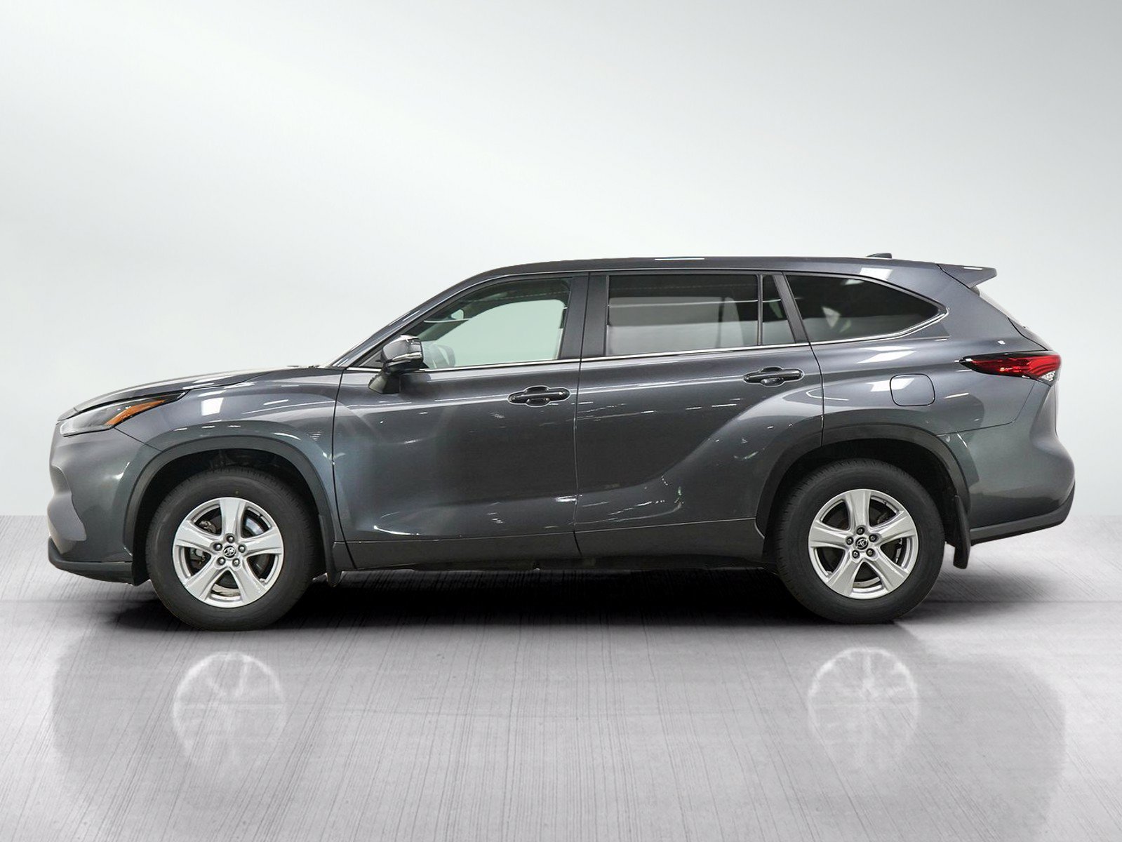 Used 2023 Toyota Highlander L AWD/4WD image 2