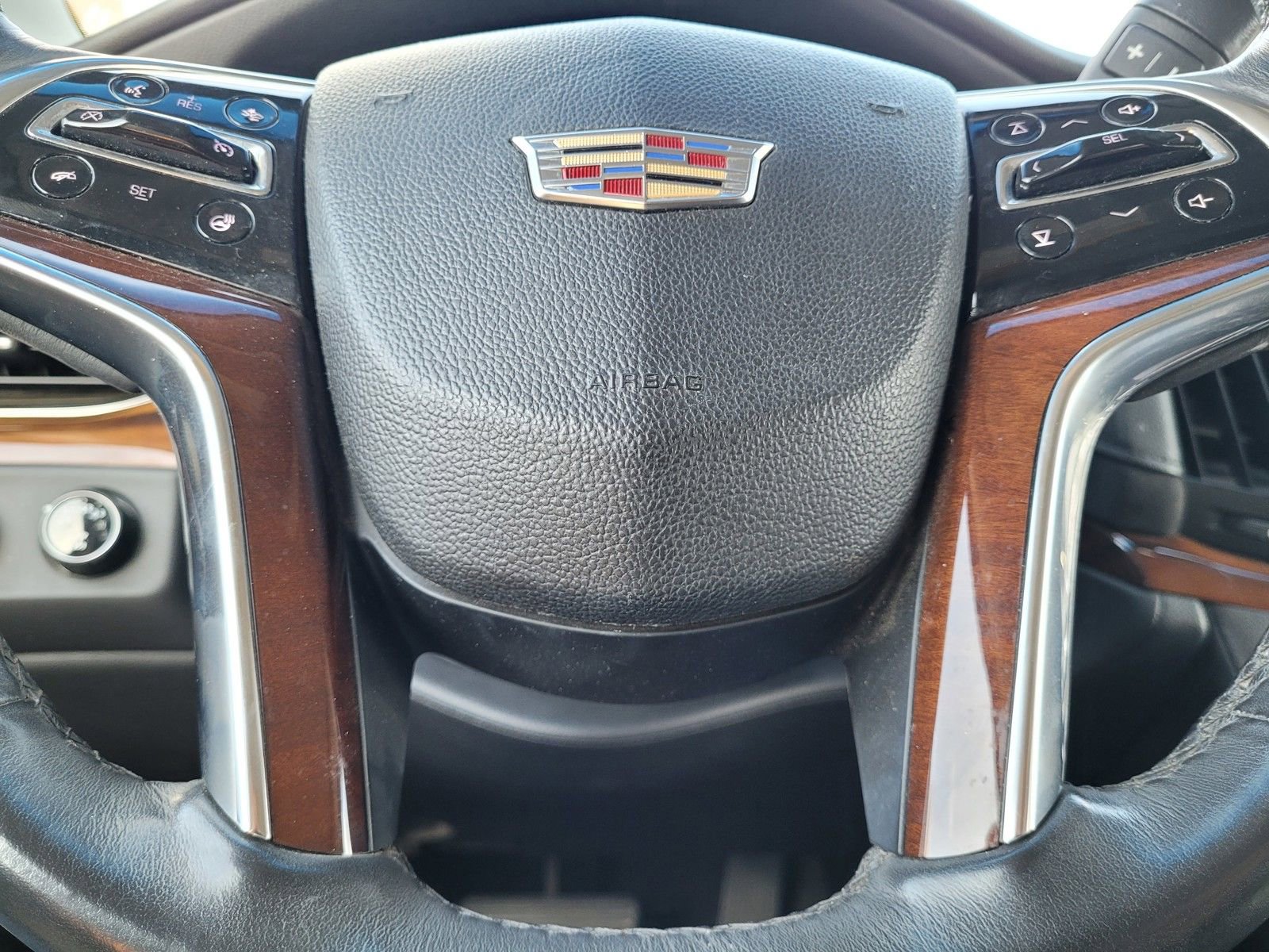Used 2017 Cadillac Escalade Luxury AWD/4WD image 32