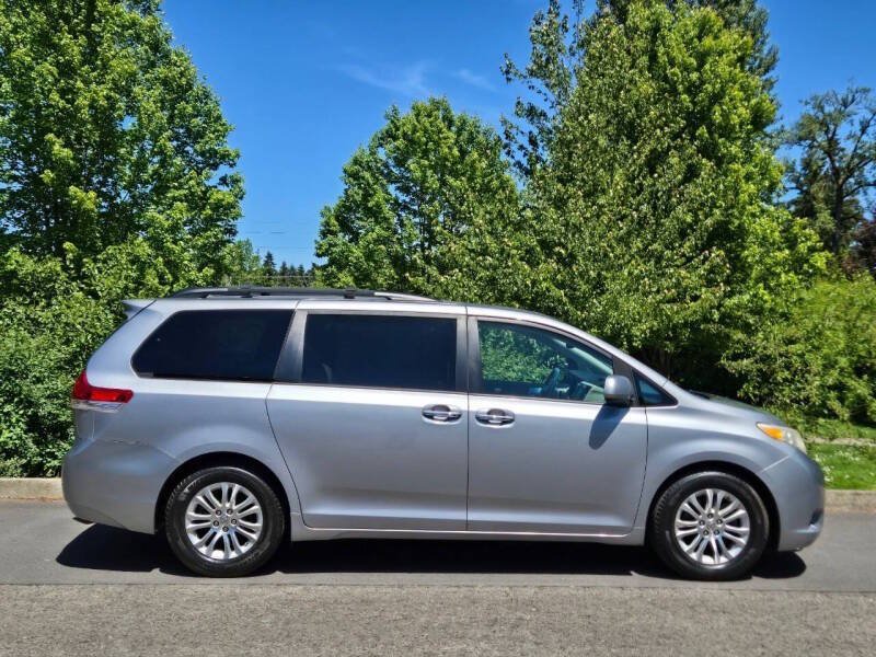 Used 2012 Toyota Sienna XLE w/ Premium Pkg FWD image 5