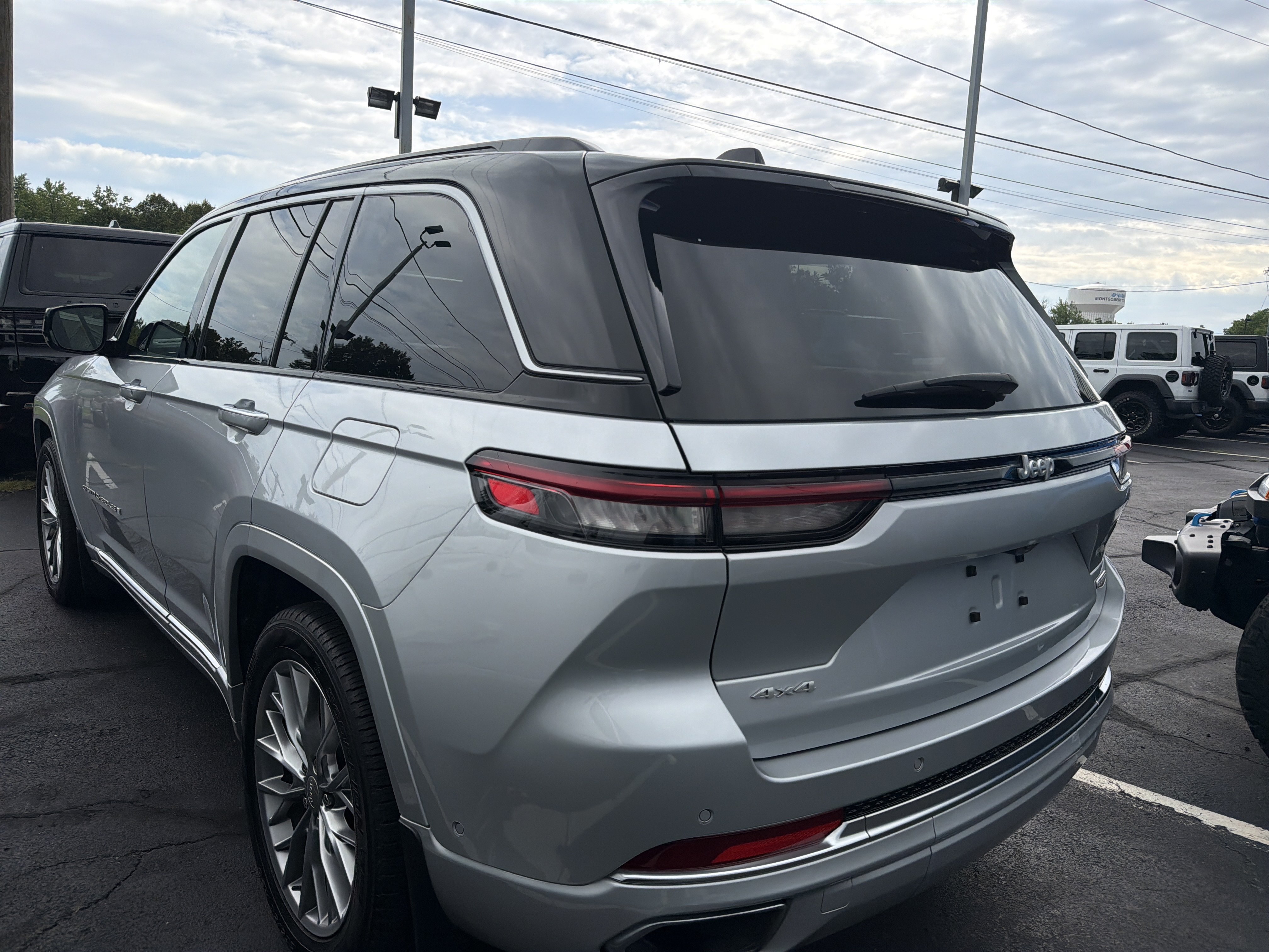 Certified 2025 Jeep Grand Cherokee Summit w/ Luxury Tech Group V AWD/4WD image 6