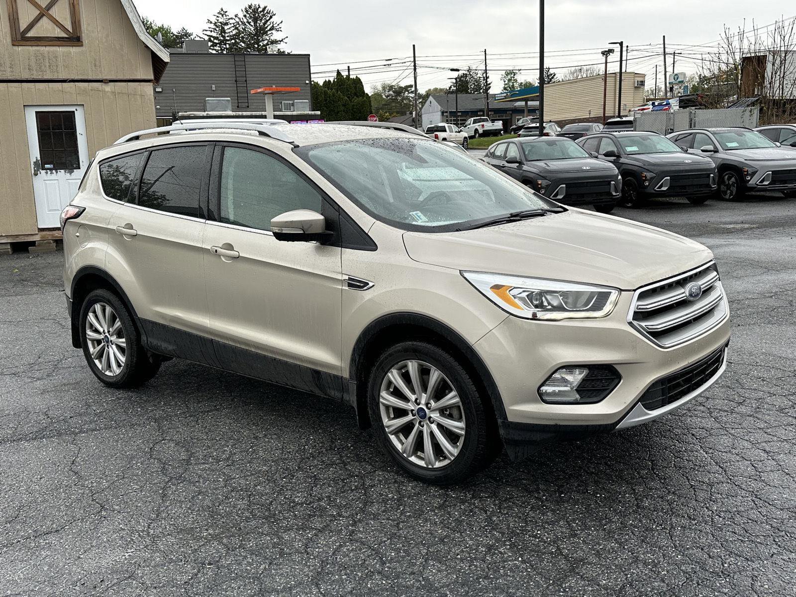 Used 2017 Ford Escape Titanium image 2