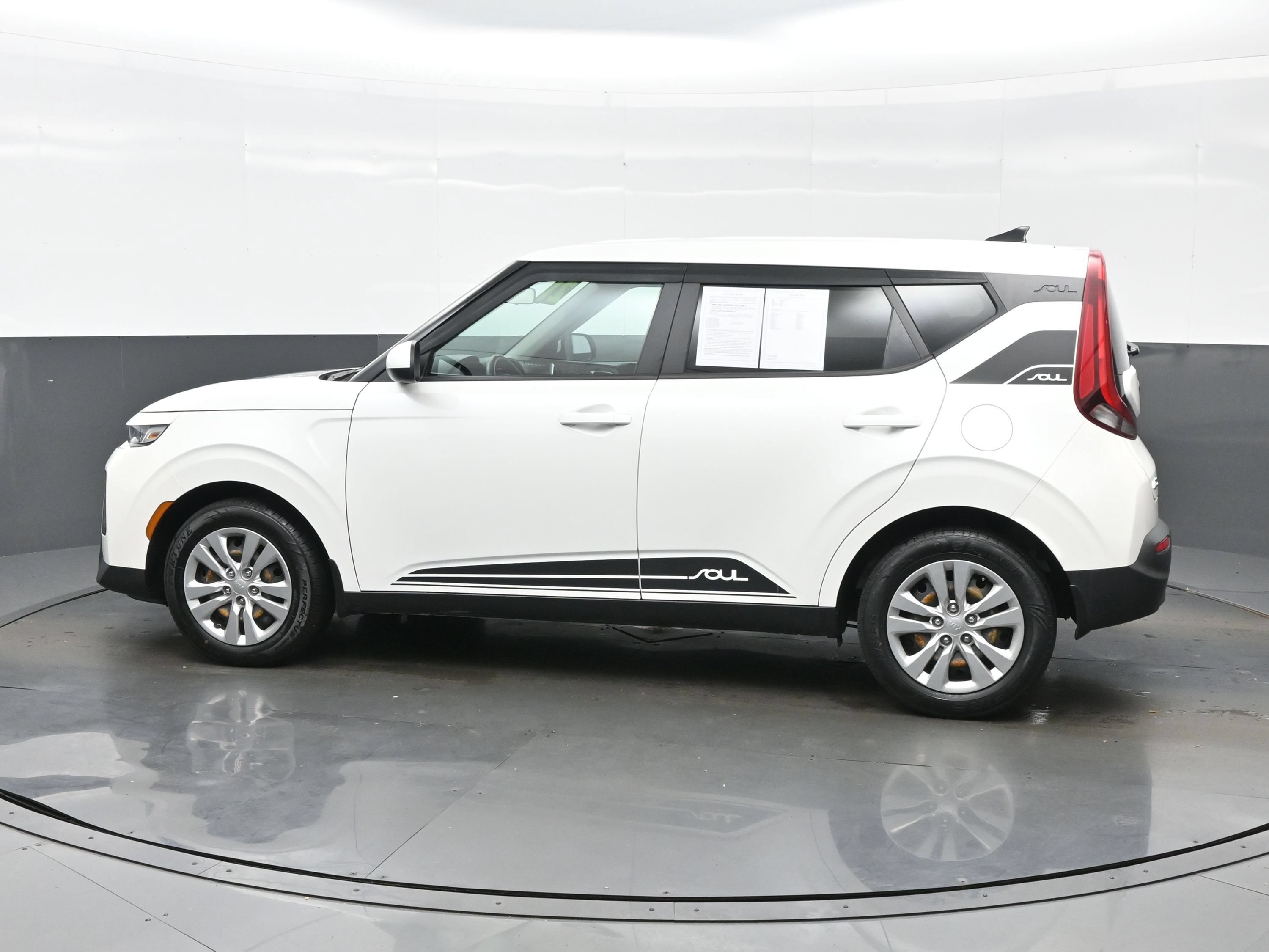 Used 2021 Kia Soul LX FWD image 3