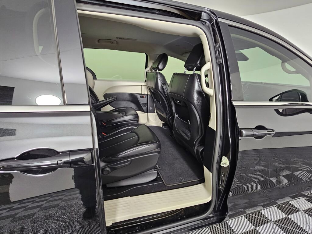 Used 2022 Chrysler Pacifica Touring-L image 35