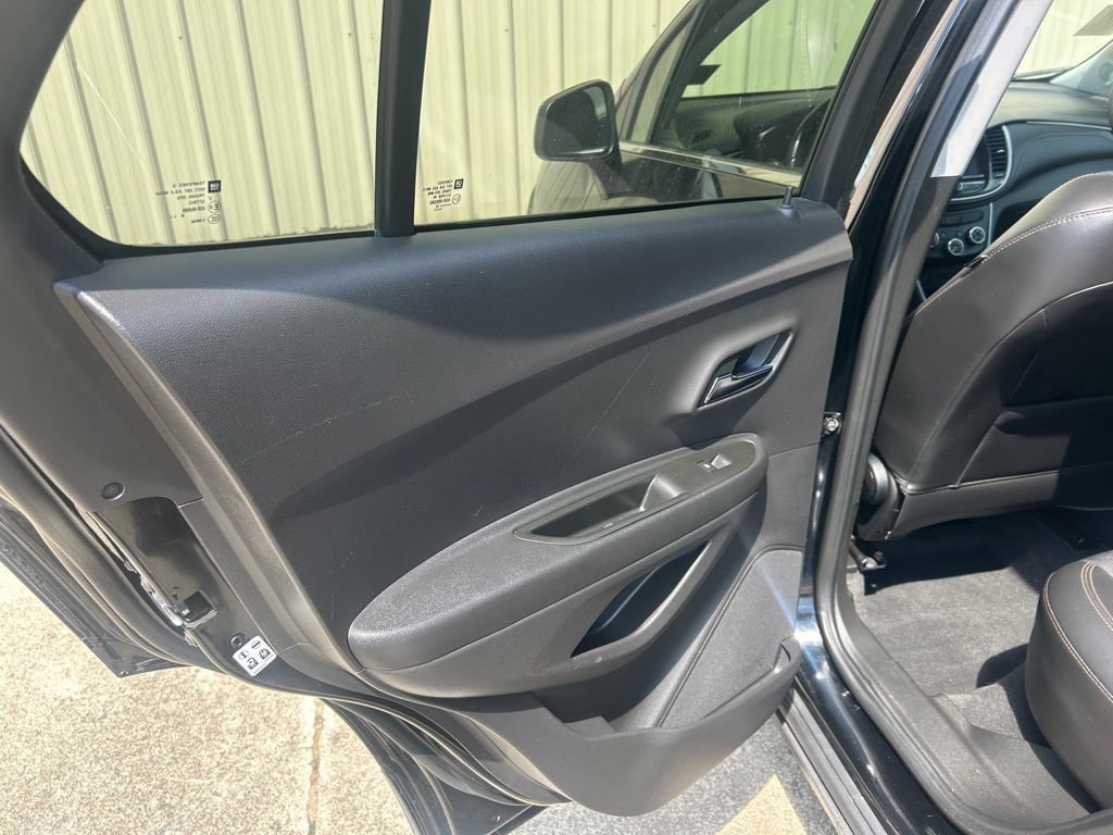 Used 2019 Chevrolet Trax LT w/ LT Convenience Package AWD/4WD image 17
