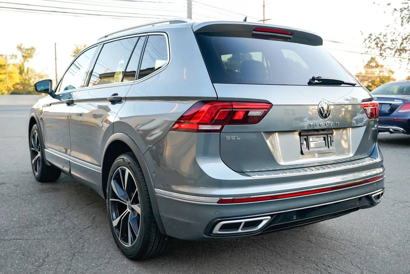 Used 2022 Volkswagen Tiguan SEL R-Line AWD/4WD image 7