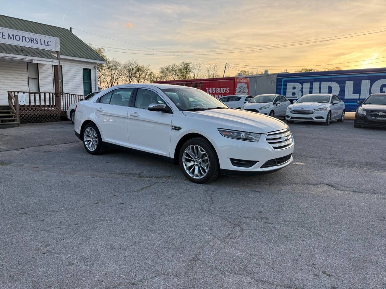 Used 2016 Ford Taurus Limited FWD image 4