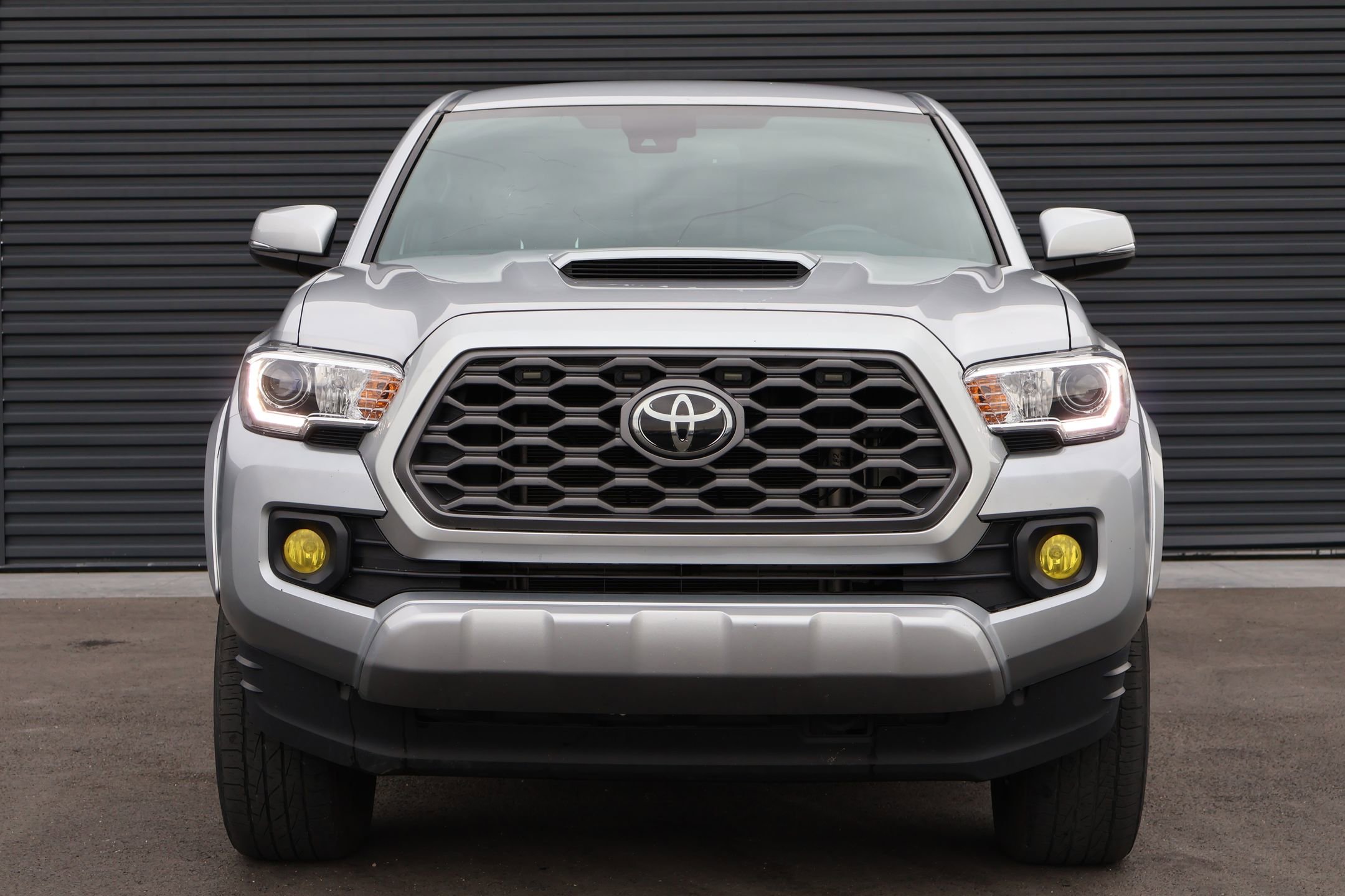 Used 2022 Toyota Tacoma TRD Sport w/ Technology Package image 2