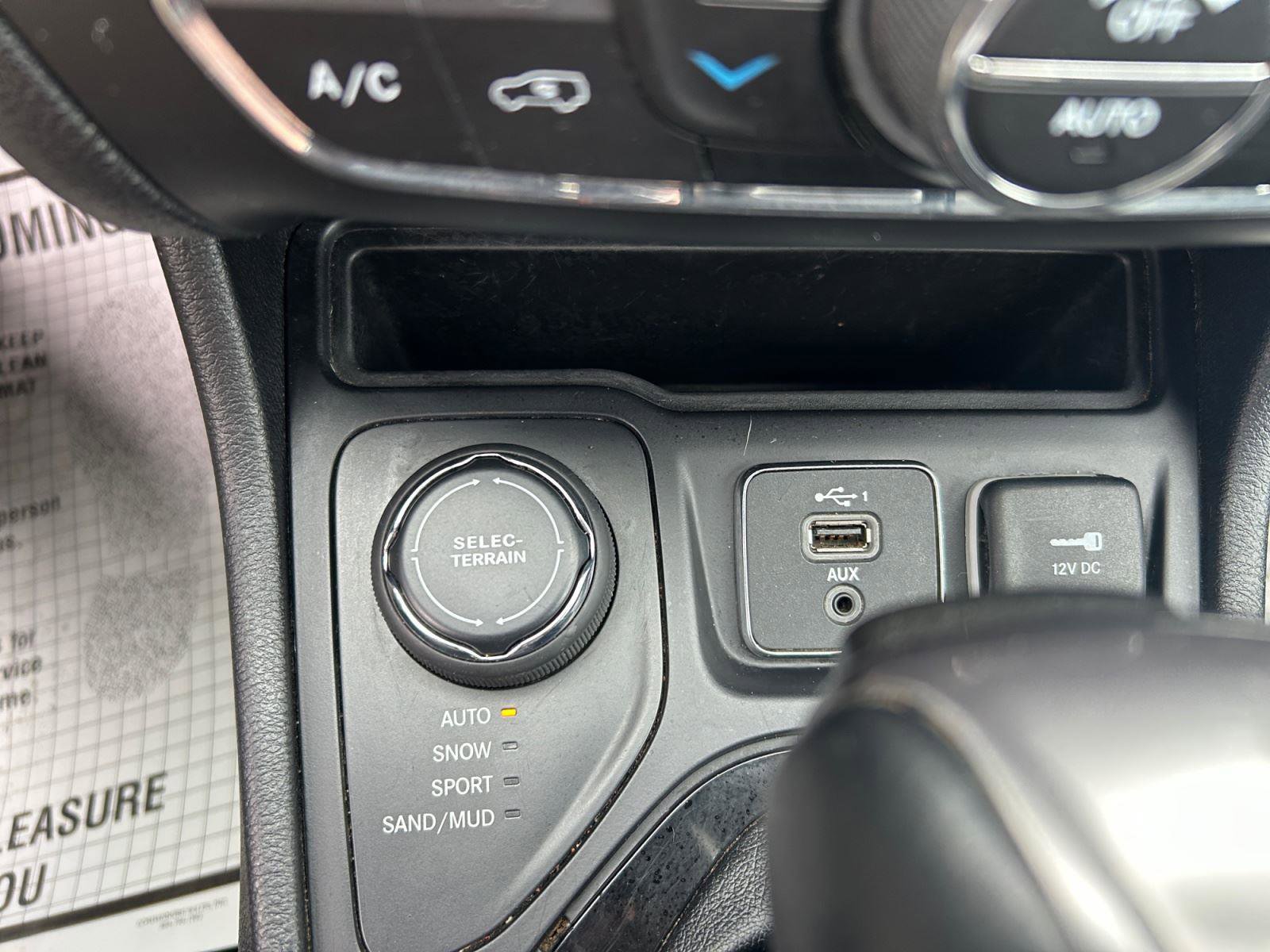 Used 2020 Jeep Cherokee Limited image 19