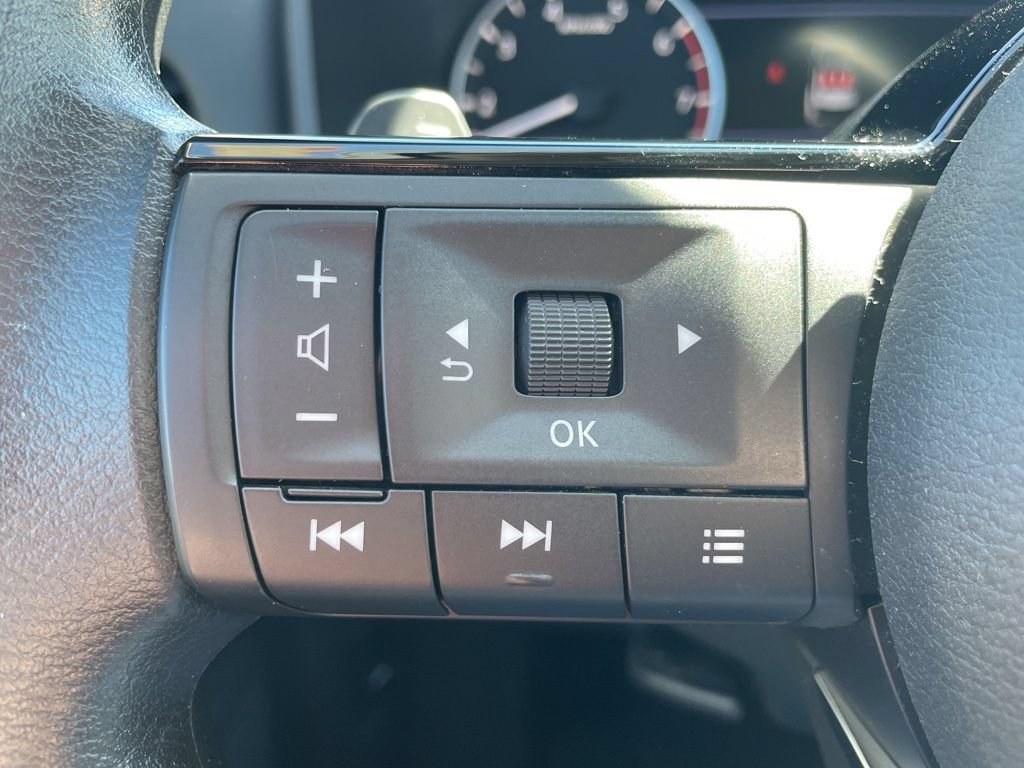 Used 2023 Nissan Rogue SV AWD/4WD image 12