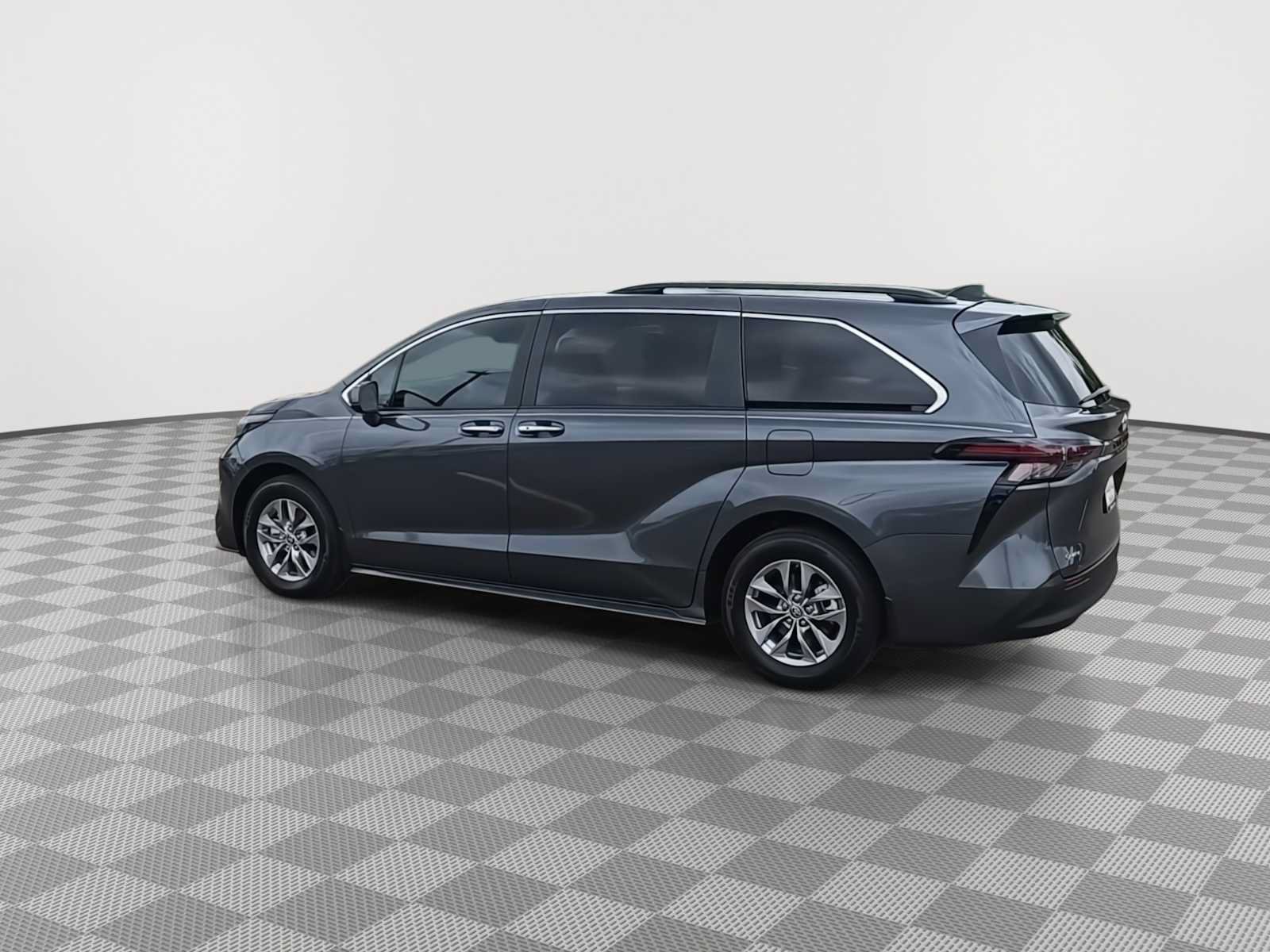 Used 2025 Toyota Sienna XLE w/ XLE Plus Package FWD image 6