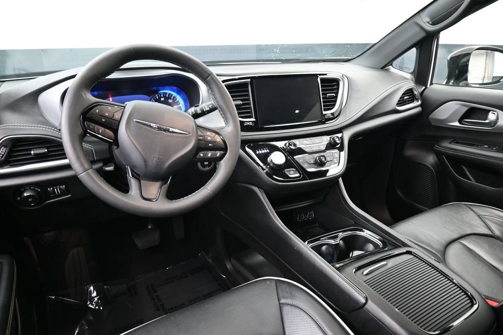 Used 2025 Chrysler Pacifica Limited FWD image 12