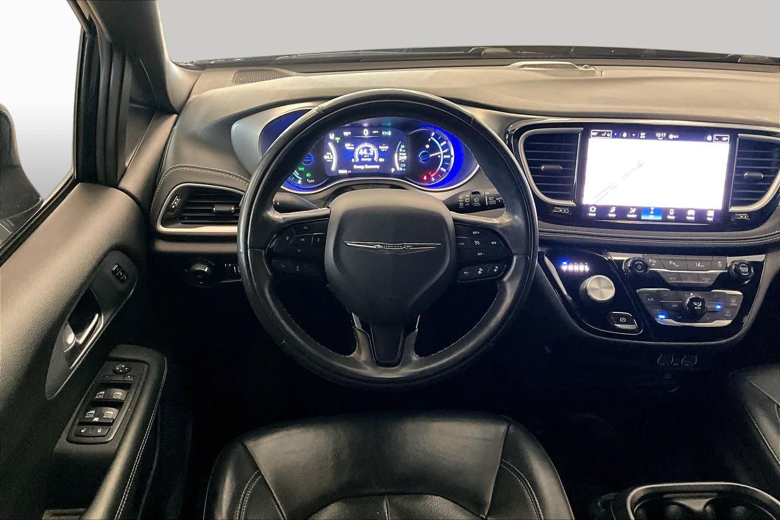 Used 2022 Chrysler Pacifica Touring-L w/ Uconnect Theater Family Group FWD image 16