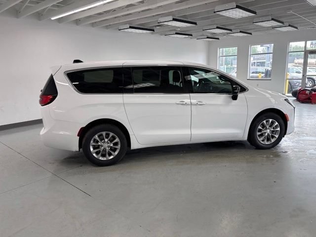 New 2027 Chrysler Pacifica Select w/ Family Tech Group AWD/4WD image 8