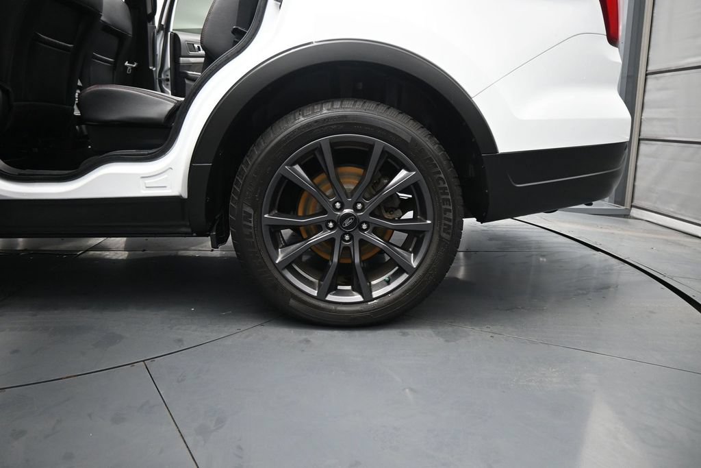 Used 2019 Ford Explorer XLT w/ Equipment Group 202A FWD image 18