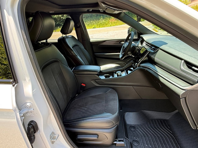 Used 2025 Jeep Grand Cherokee Altitude AWD/4WD image 18