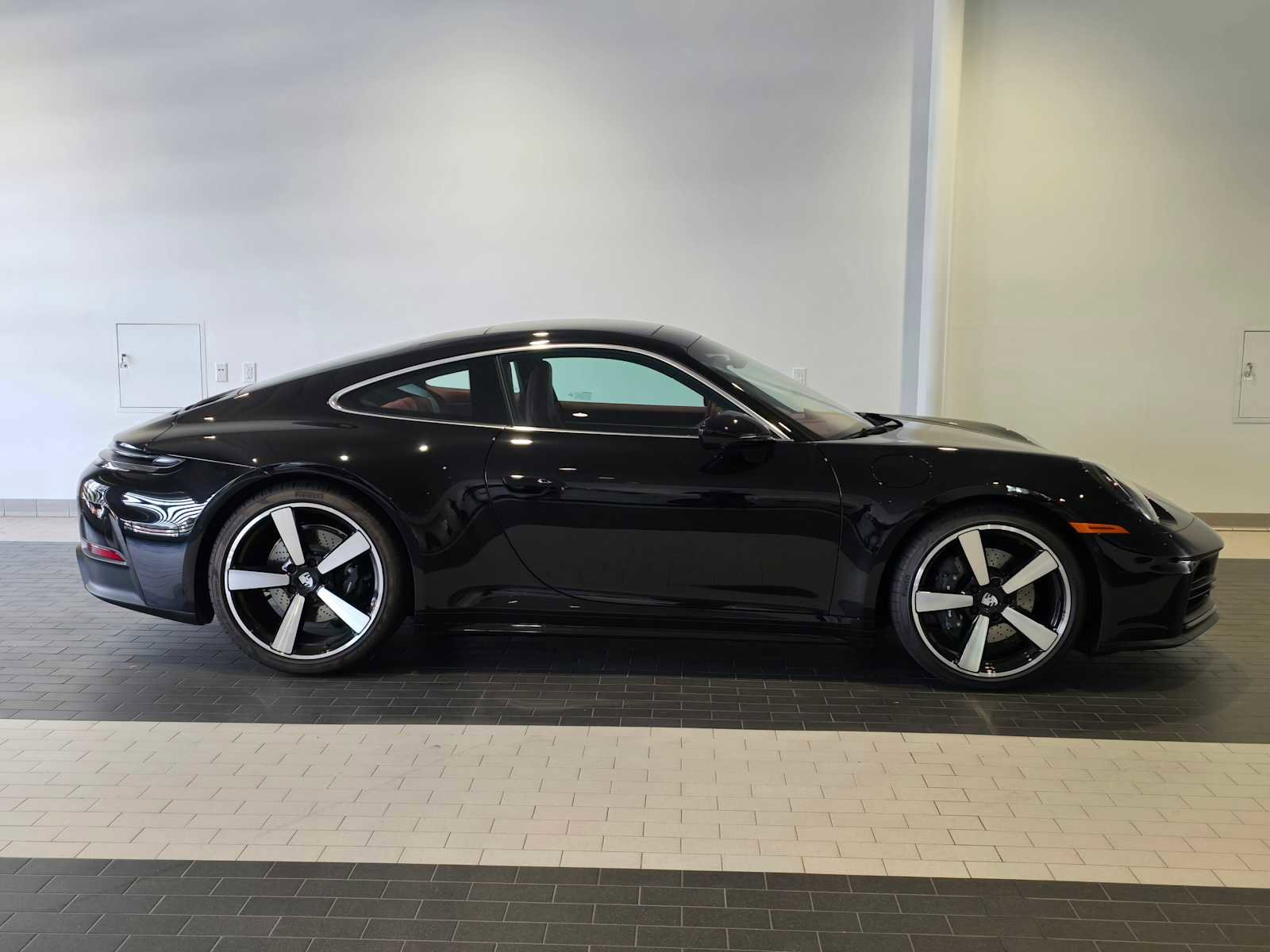 Used 2025 Porsche 911 Carrera image 6