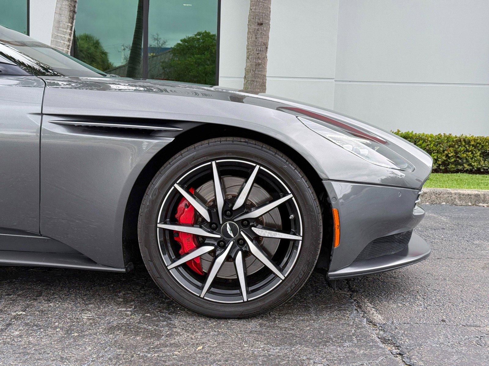 Used 2020 Aston Martin DB11 Volante RWD image 4