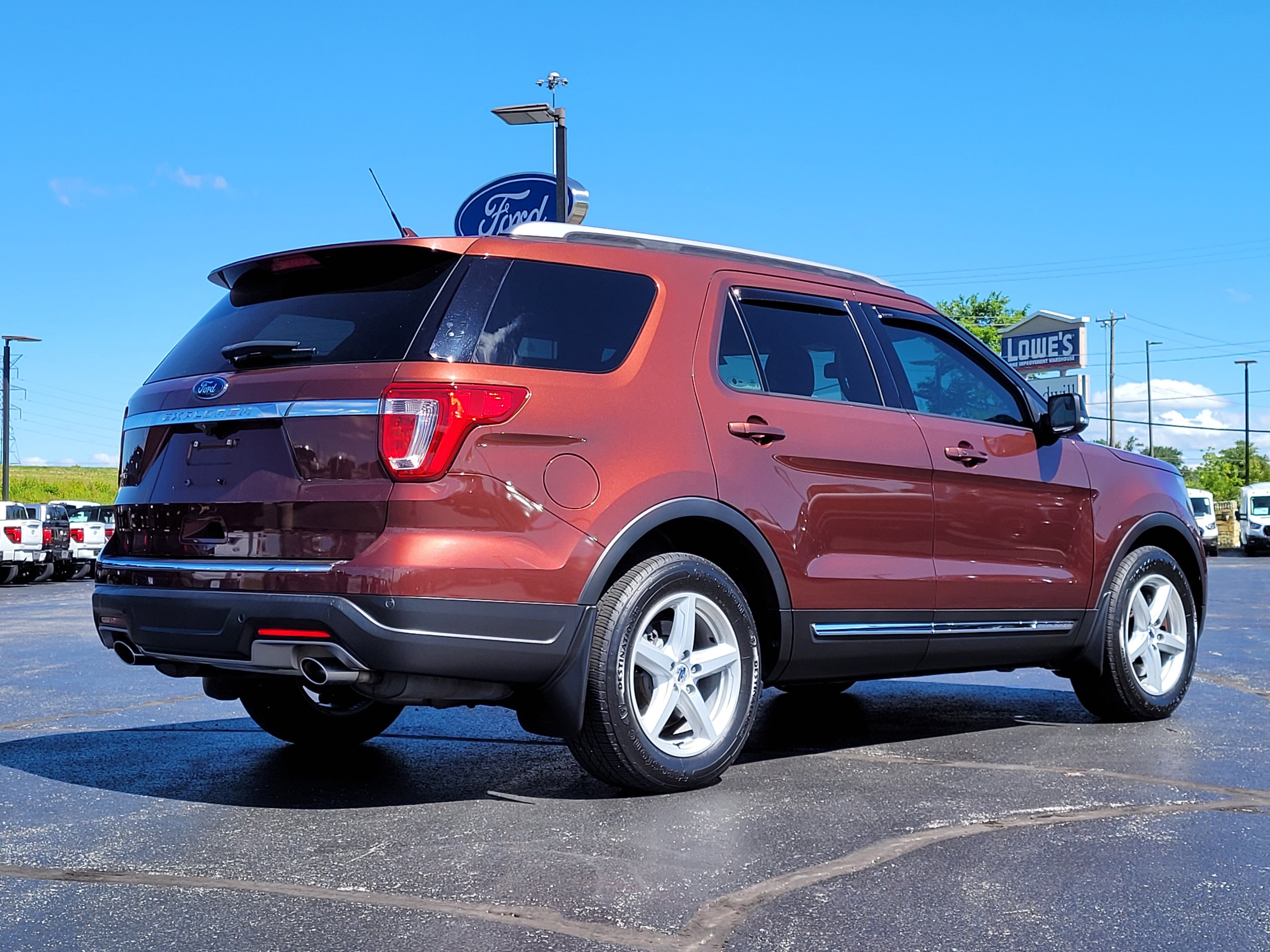Used 2018 Ford Explorer XLT w/ Equipment Group 201A FWD image 4