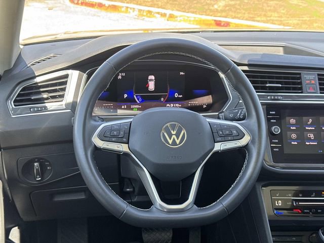 Used 2023 Volkswagen Tiguan SE w/ Panoramic Sunroof Package FWD image 7
