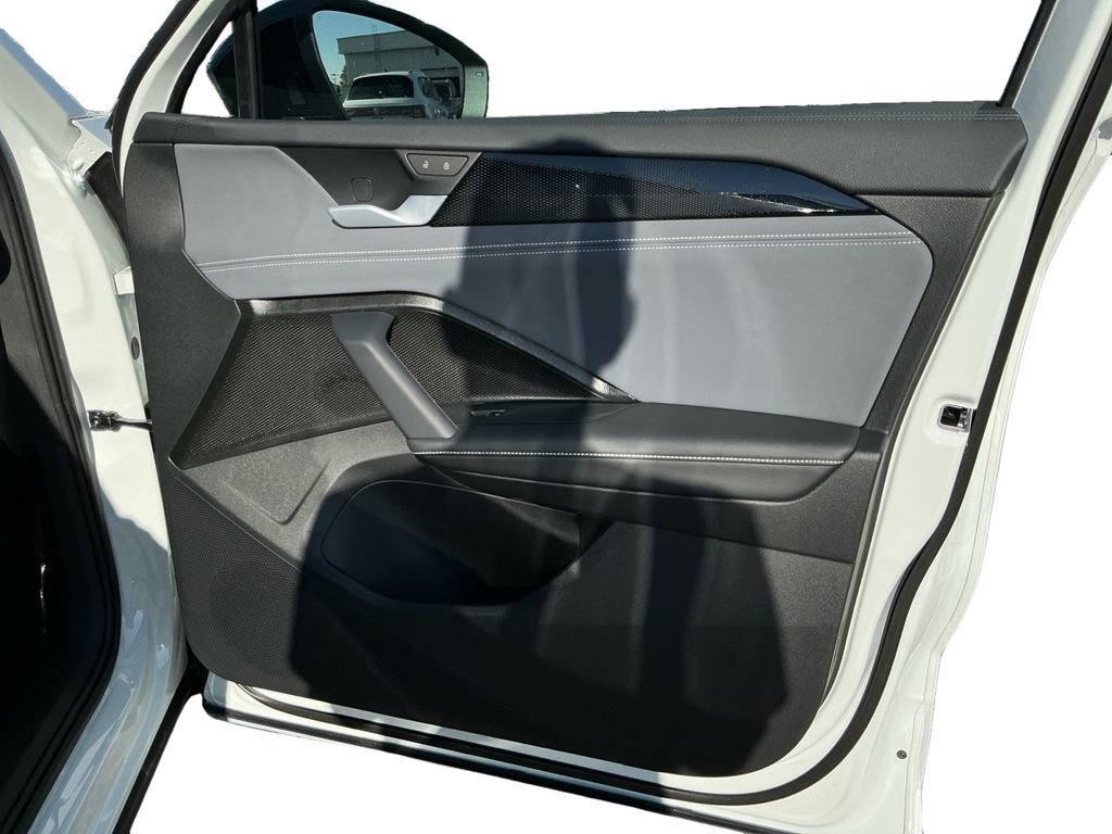 New 2026 Volkswagen Tiguan SE R-Line AWD/4WD image 16