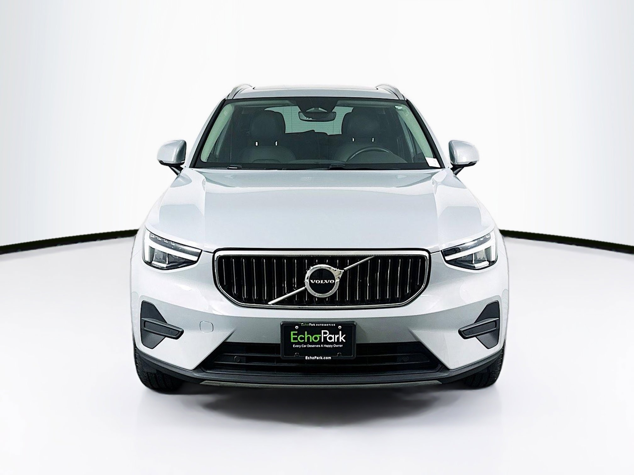 Used 2025 Volvo XC40 B5 Core image 2