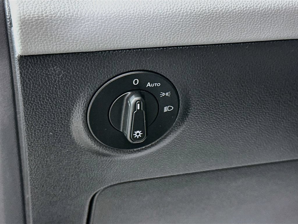 Used 2022 Volkswagen Taos SE w/ Panoramic Sunroof Package FWD image 11