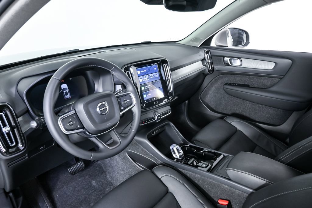 Certified 2025 Volvo XC40 B5 Plus image 6
