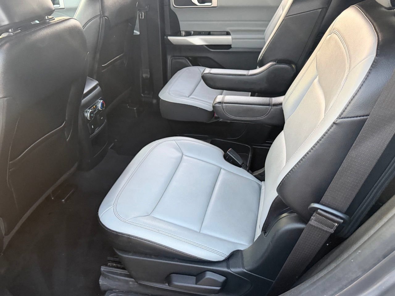 Used 2021 Ford Explorer XLT w/ Equipment Group 202A RWD image 34